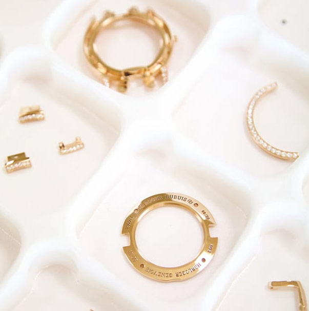 零件清洗完毕后将机芯装入表壳并进行检测-保定天梭官方服务中心